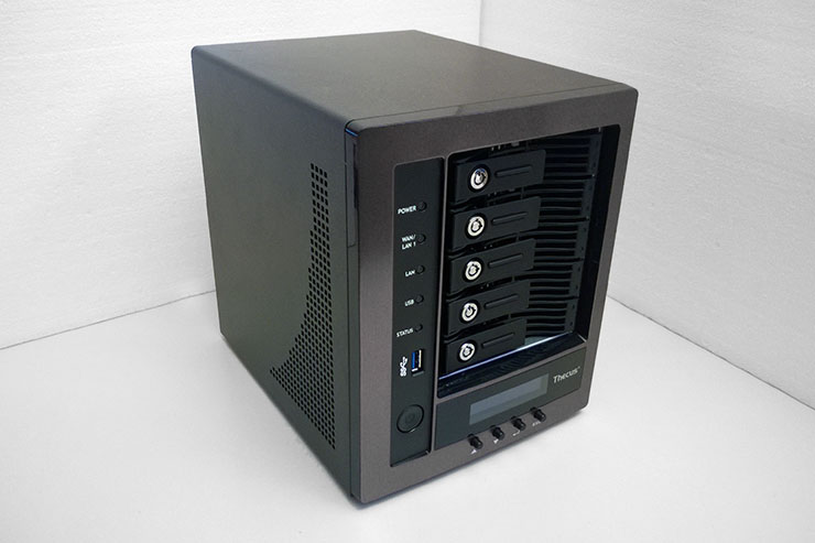 Thecus N5810PRO, storage scalabile con UPS integrato per le PMI