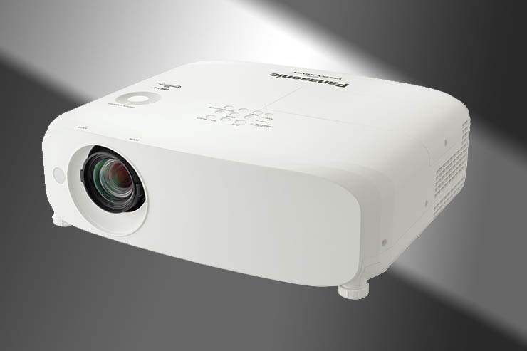 Panasonic PT-VZ580, i proiettori portatili connessi e flessibili