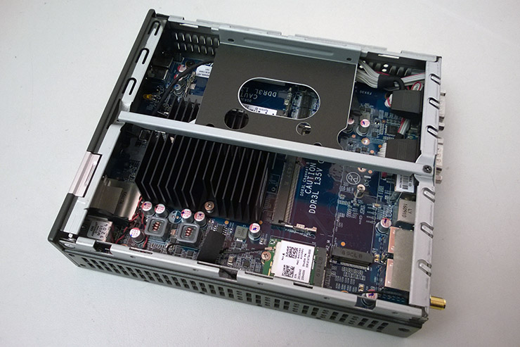 Shuttle DX30, slim PC fanless con Intel Apollo Lake