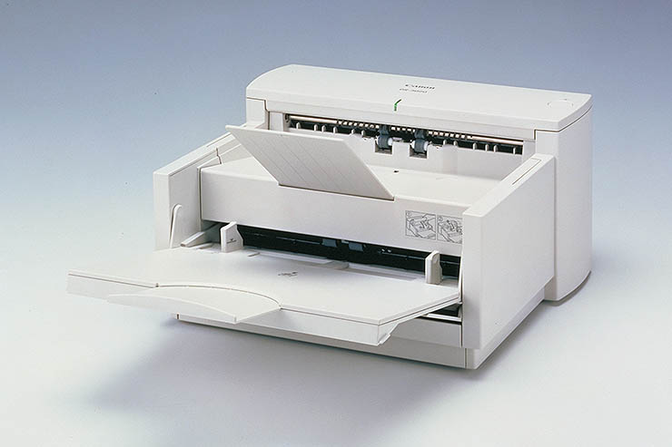 Canon festeggia i 20 anni del primo scanner documentale DR-3020