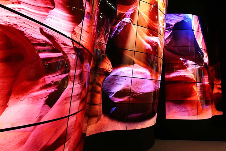 LG porta in Italia i display Signage Open Frame Curvi 55EF5E