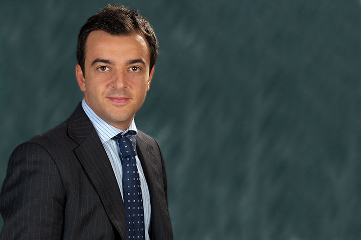 Rosario Pitanza è il nuovo Channel Manager Snom per l’Italia, Israele e Malta; affianca il Channel Director Massimo Lucini nelle attività di sviluppo della rete. Pitanza, affermato professionista del VoIP e del canale, è pronto a contribuire al successo del vendor sia sul territorio nazionale e nei mercati di competenza. Il quarantacinquenne Perito Tecnico delle Telecomunicazioni dà il via alla sua carriera nell’universo della telefonia già nel 1997 presso Italtel. Passa poi in Philips dove, dal 2001 ha realizzato i primi progetti di migrazione della clientela al VoIP. Successivamente diventa Product Manager responsabile del portafoglio UCC e VoIP in NEC. Sviluppo del network La volontà di spaziare tra le soluzioni e i terminali VoIP più diversi e di interfacciarsi anche con gli operatori di canale porta Pitanza in Esprinet nel 2017. Rosario Pitanza, nuovo Channel Manager Italy, Israel e Malta di Snom Technology La mia esperienza in Esprinet è stata estremamente stimolante. Mi ha permesso di acquisire competenze essenziali sia in merito ai brand più rilevanti del mercato del VoIP sia sulle esigenze del canale italiano. Tuttavia, il desiderio di tornare a focalizzarmi su un singolo marchio non mi ha mai abbandonato. … Snom è a mio avviso uno tra i migliori fornitori di tecnologie VoIP per le centrali telefoniche, un marchio indubbiamente premium sia per l’assoluta qualità dei prodotti sia per la vicinanza al mercato e l’eccellente servizio che eroga ai partner sul territorio, caratteristiche tuttora poco comuni tra la concorrenza. Sarà un piacere poter contribuire in prima persona al successo di questo marchio nei territori affidatimi. Sviluppo del network Fabio Albanini, Head of International Sales, EMEA e Managing Director Italy presso Snom Technology GmbH A dispetto del periodo fuori dal comune che stiamo vivendo, Rosario si è dimostrato un asset eccellente per l’azienda sin dal primo giorno. Certi dell’ottimo contributo che fornirà allo sviluppo delle nostre attività in Italia e all’estero siamo oltremodo lieti di dargli il benvenuto.
