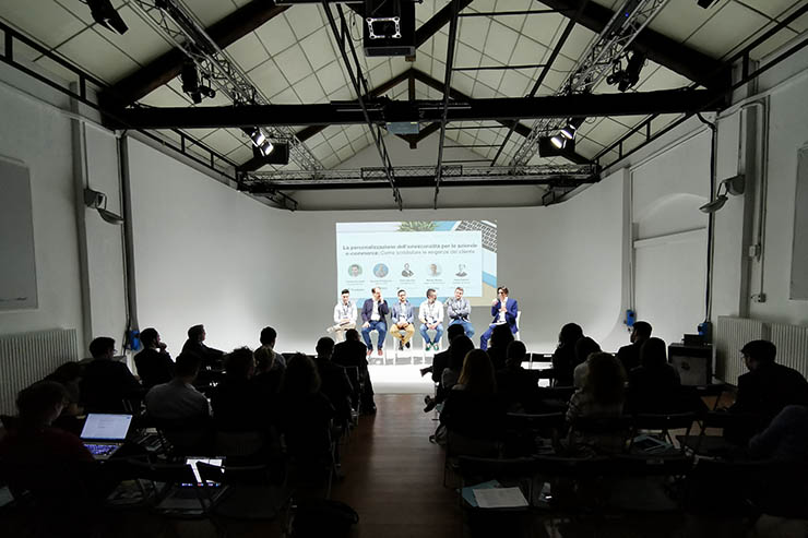 Trustpilot invita le aziende a interagire con gli utenti
