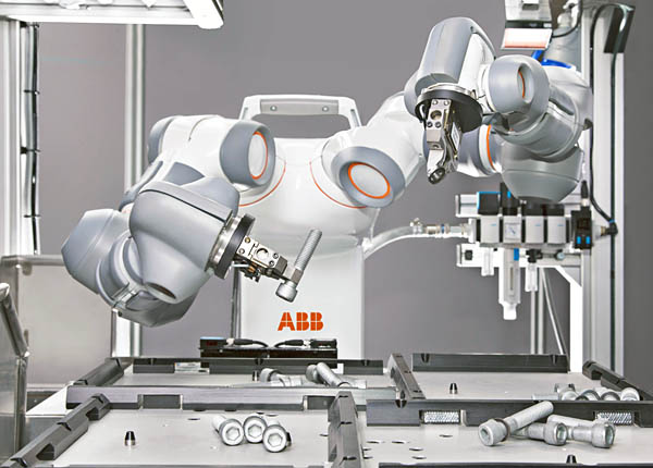 ABB, il robot YuMi per collaudare gli sportelli Bancomat