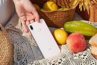 Novità per Redmi Note 7 di Xiaomi che propone il bianco lunare
