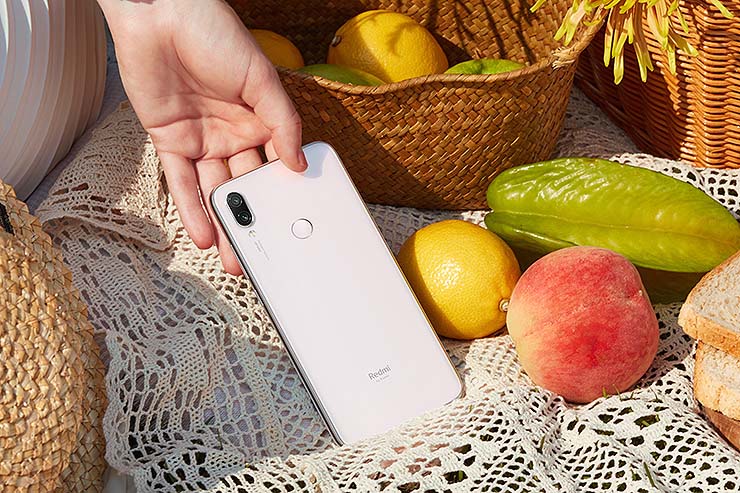 Novità per Redmi Note 7 di Xiaomi che propone il bianco lunare