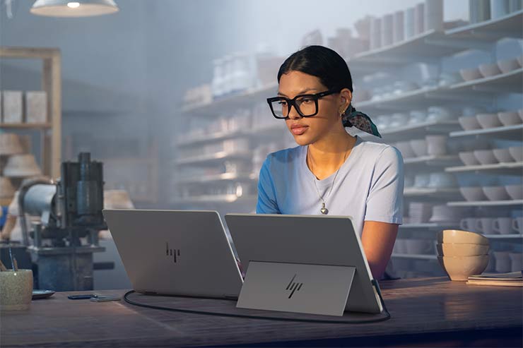 trasformazione digitale HP-Series-5-Pro-14_-Portable-Monitor_Lifestyle-1 trasformazione digitale